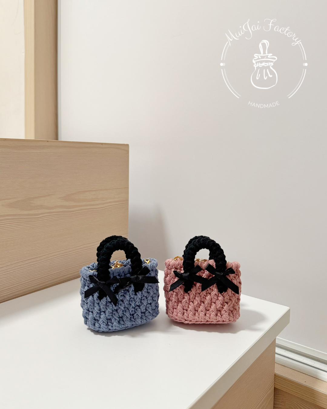 M009-XS:  ♔ 𝙏𝙝𝙚 𝙉𝙪𝙩𝙘𝙧𝙖𝙘𝙠𝙚𝙧 𝙍𝙞𝙗𝙗𝙤𝙣𝙨 𝘽𝙖𝙜 ♔